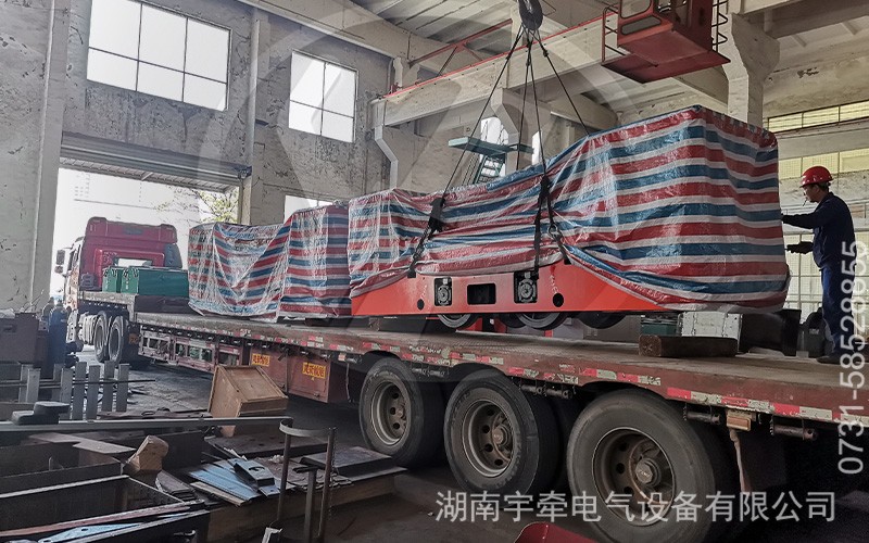 一批雙駕駛室8噸防爆蓄電池電機車裝車發(fā)貨