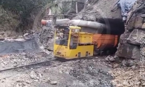 井下蓄電池電機車電源液面低應該能直接加自來水嗎？