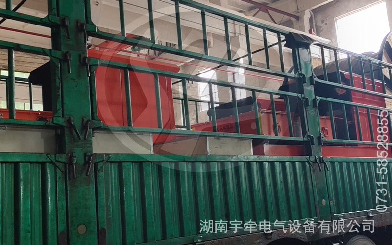 一批5噸湘潭鋰電池電機車裝車發(fā)往河南