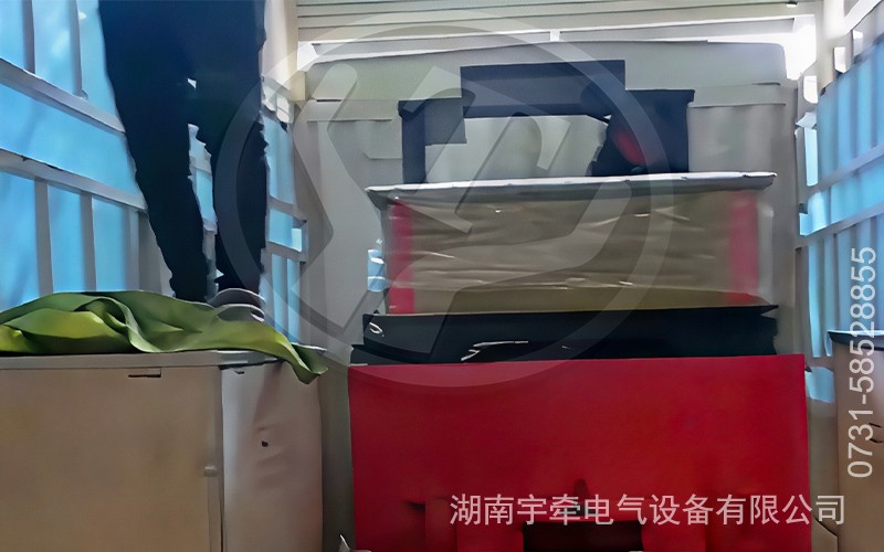 2.5吨锂电蓄电池电机车及配件完成装车发货