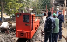 我廠的礦用電機(jī)車邁出國(guó)門，走向非洲。