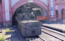 架線式電機(jī)車(chē)進(jìn)入信號(hào)燈顯示區(qū)應(yīng)怎么操作？