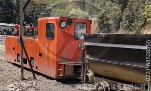 10噸架線式湘潭電機車礦山現(xiàn)場運行視頻